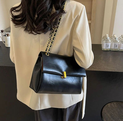 حقيبة كتف جلدية أنيقة – Elegant Leather Shoulder Bag