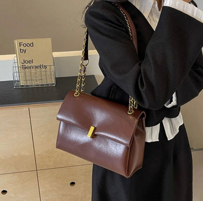 حقيبة كتف جلدية أنيقة – Elegant Leather Shoulder Bag