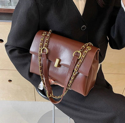 حقيبة كتف جلدية أنيقة – Elegant Leather Shoulder Bag