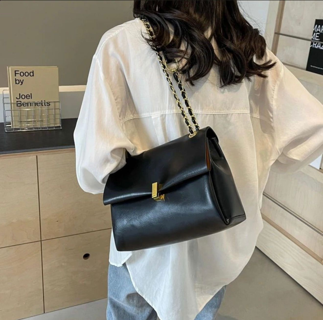 حقيبة كتف جلدية أنيقة – Elegant Leather Shoulder Bag